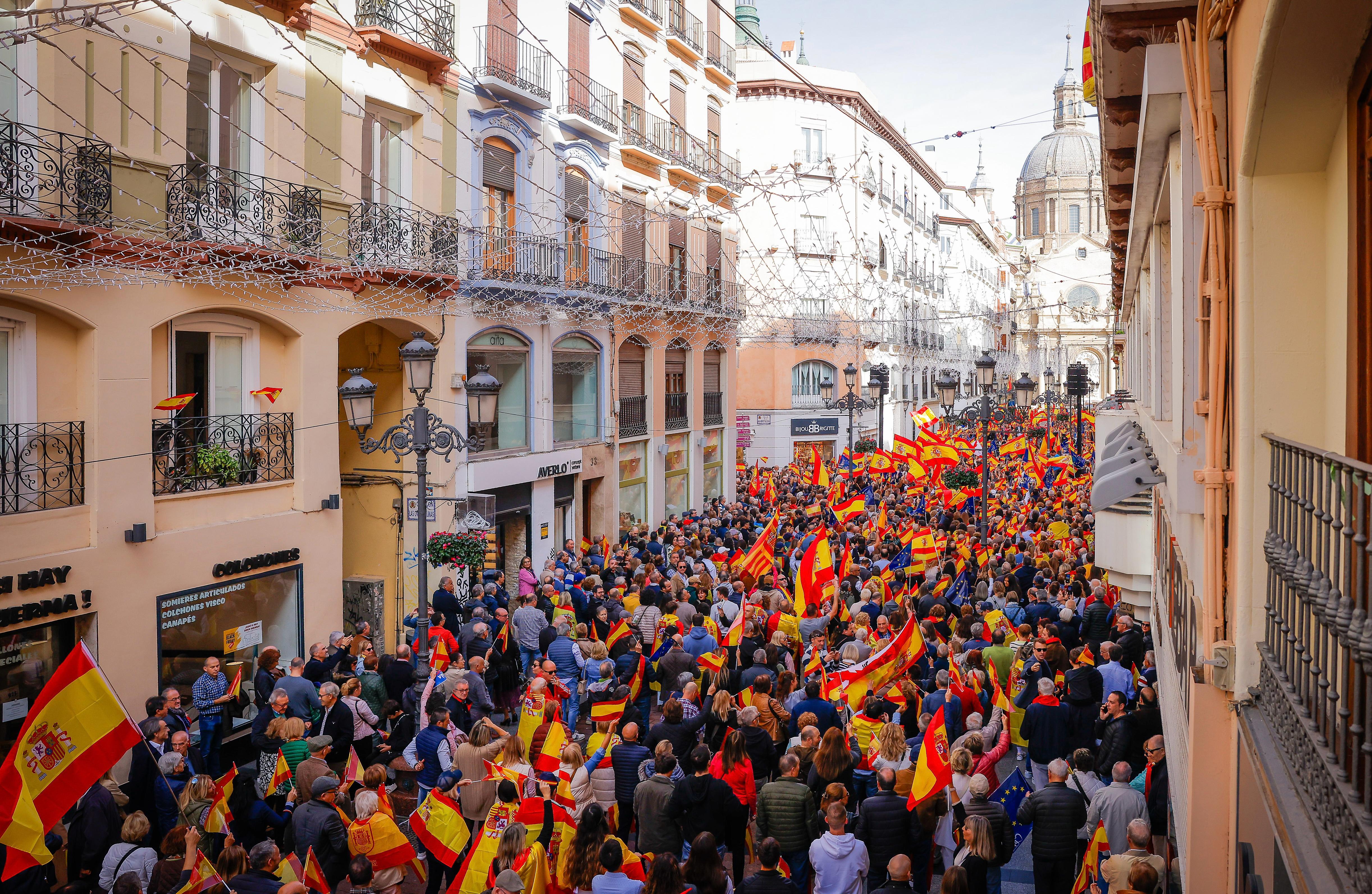 Banderas de España llenan la calle Alfonso de Zaragoza
