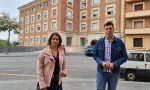 Emma Buj y Javier Domingo, a las puertas del consultorio Teruel Centro