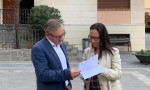 Joaquin Juste y Silvia Quílez en la puerta del Ayuntamiento de Andorra