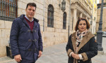 Javier Domingo y Emma Buj, a las puertas del Ayuntamiento de Teruel