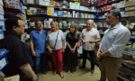 Los candidatos del Partido Popular visitando una tienda en el municipio de Cretas