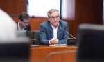Juste, en comisión