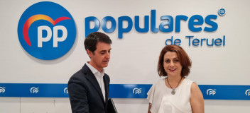 Pedro Navarro y Emma Buj en la sede del Partido Popular de Teruel
