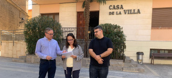 Juste, Quílez y Laguarda, en la puerta del Ayuntamiento de Andorra