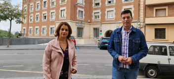 Emma Buj y Javier Domingo, a las puertas del consultorio Teruel Centro