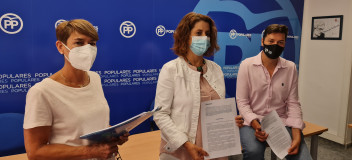 Rocío Féliz de Vargas, Emma Buj y Javier Domingo en la sede del Partido Popular de Teruel
