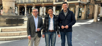 Juste, Marín y Domingo en la plaza del Torico, donde tuvo lugar una de las últimas incidencias sanitarias en Teruel