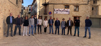 Representantes municipales y autonómicos en la localidad de Cantavieja