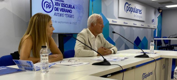 Ana Alós y Eloy Suárez en la presentación de la XIV Escuela de Verano 