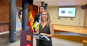 Los portavoces en las Cortes de Aragón del Partido Popular y Vox, Ana Alós y Alejandro Nolasco, han firmado el acuerdo