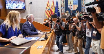 Azcón, momentos antes de su intervención ante las Cortes