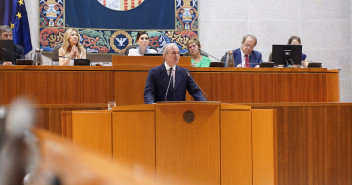 El diputado popular Jorge Azcón ha abierto a las 09:30 horas la sesión plenaria extraordinaria 