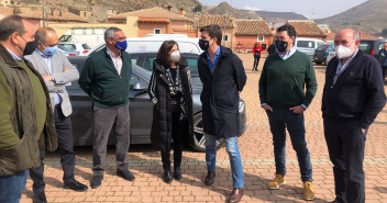 Celma y otros alcaldes de la zona durante la protesta.