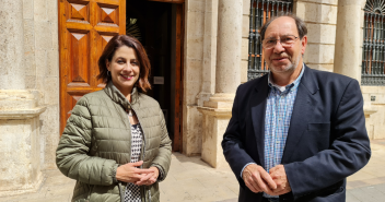 Emma Buj y Julio Esteban, a las puertas del Ayuntamiento de Teruel