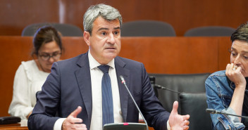 José Antonio Lagüens en la Comisión de Institucional