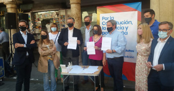 Instantánea de la mesa de firmas instalada en la plaza del Torico