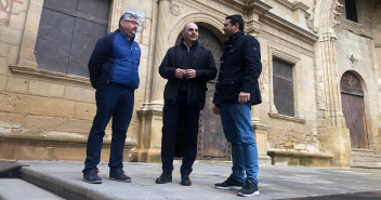 Celma, Gracia Suso y Estevan, frente al Ayuntamiento de Alcañiz