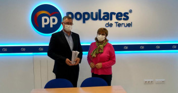 Manuel Blasco y Carmen Pobo en la sede del Partido Popular de Teruel