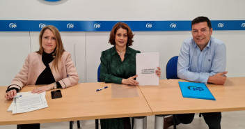 Yolanda Sevilla, Emma Buj y Javier Domingo, en la sede del Partido Popular de Teruel