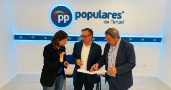 Rosa María Sánchez, Joaquín Juste y Jesús Fuertes en la sede del Partido Popular de Teruel