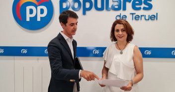 Pedro Navarro y Emma Buj en la sede del Partido Popular de Teruel