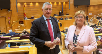 Carmen Pobo y Manuel Blasco, en el salón plenario del Senado