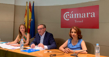 Yolanda Sevilla, Joaquín Juste y Emma Buj, en la reunión conjunta del Comité Ejecutivo y la Junta Directiva