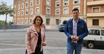 Emma Buj y Javier Domingo, a las puertas del consultorio Teruel Centro