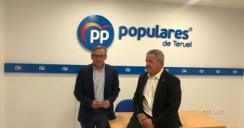 Joaquín Juste y Jesús Fuertes en la sede del Partido Popular de Teruel