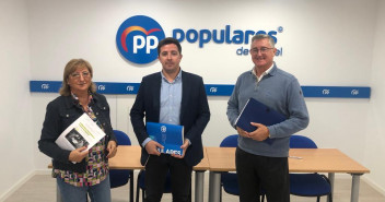 Carmen Pobo, Alberto Herrero y Manuel Blasco, en la sede del Partido Popular de Teruel