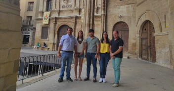 Concejales del Partido Popular en las puertas en Ayuntamiento de Alcañiz