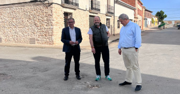 Joaquín Juste y Jesús Fuertes visitaron la localidad de Muniesa para ver el estado de la travesía en compañía de su alcalde