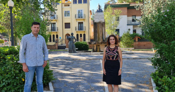 El portavoz del Partido Popular, Javier Domingo, y la alcaldesa de Teruel, Emma Buj, en la Fuente Torán de la capital
