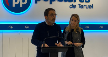 Carlos Boné y Yolanda Sevilla en la sede del PP turolense