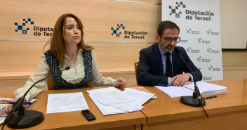 Yolanda Sevilla y Carlos Boné, minutos antes de comenzar el pleno de presupuestos de la Diputación de Teruel