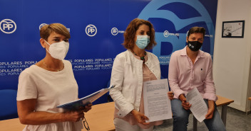 Rocío Féliz de Vargas, Emma Buj y Javier Domingo en la sede del Partido Popular de Teruel