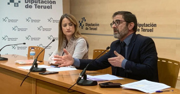 Yolanda Sevilla y Carlos Boné, en la sala de prensa de la Diputación Provincial de Teruel