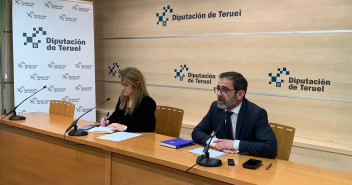 Yolanda Sevilla y Carlos Bone, minutos antes de comenzar el pleno ordinario del mes de febrero