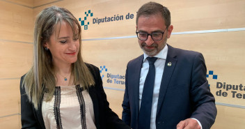 Yolanda Sevilla y Carlos Boné en la sala de prensa de la Diputación Provincial de Teruel