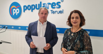 Jesús Fuertes y Emma Buj en la sede del Partido Popular de Teruel
