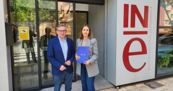 Joaquín Juste y Rosa María Sánchez, en la oficina del Censo Electoral de Teruel