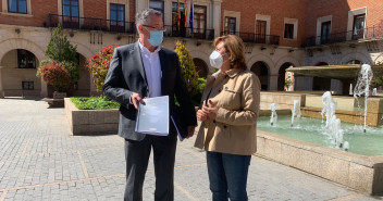 Manuel Blasco y Carmen Pobo frente a la Subdelegación del Gobierno de Teruel