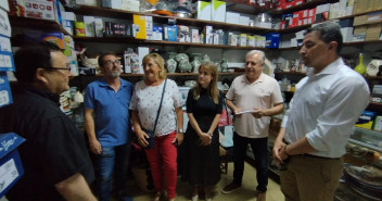 Los candidatos del Partido Popular visitando una tienda en el municipio de Cretas
