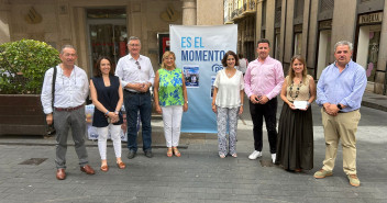 Los candidatos han participado en una mesa informativa en la plaza del Torico