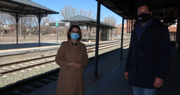 Emma Buj y Javier Domingo en la estación de tren de Teruel