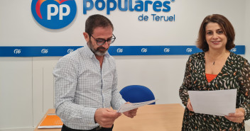 Carlos Boné y Emma Buj en la sede del Partido Popular de Teruel