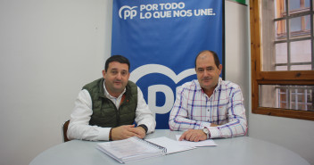 Miguel Ángel Estevan y Ángel Espés, en el despacho municipal del Grupo Popular en el Ayuntamiento de Alcañiz