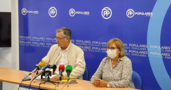 Manuel Blasco y Carmen Pobo en la rueda de prensa celebrada en la sede del Partido Popular de Teruel