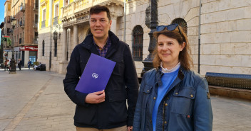 Javier Domingo y Ana Oliván a las puertas del Ayuntamiento de Teruel