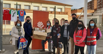 Representantes del PP turolense y de NNGG haciendo entrega de la donación de juguetes y regalos